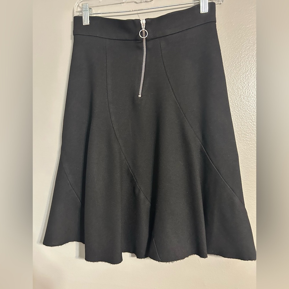 Zara skirt women’s size small‎ black with zip up front has tethered hem line